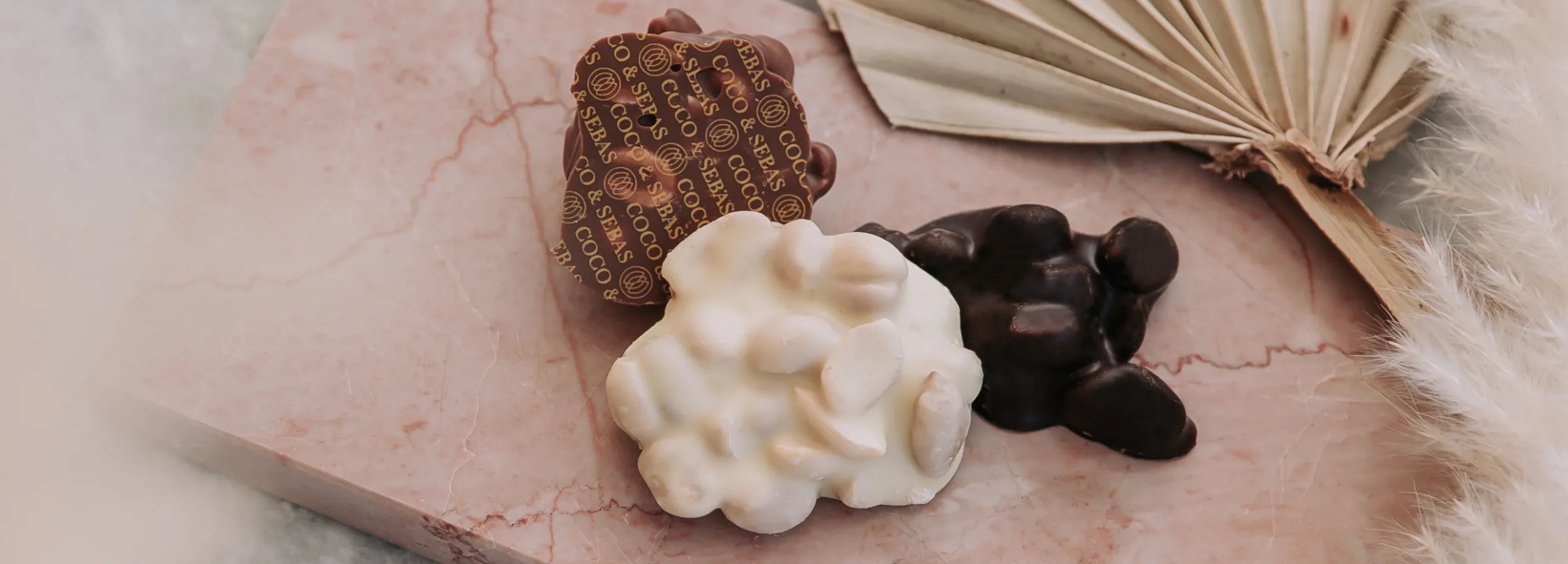 Pindarotjes melkchocolade, witte chocolade en pure chocolade van Coco & Sebas
