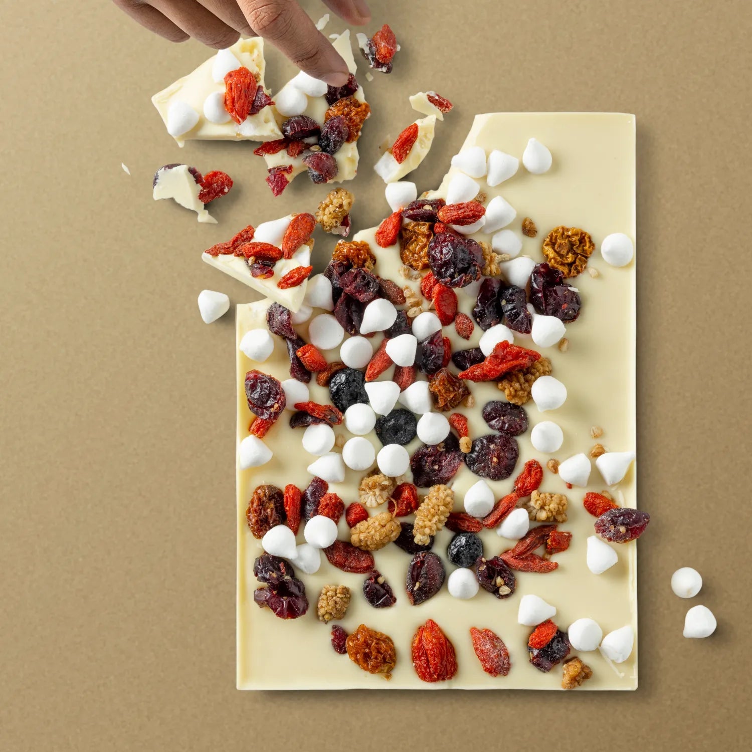 Chocolate tablet - Plak witte chocolade met bessenmix en meringue - Coco & Sebas