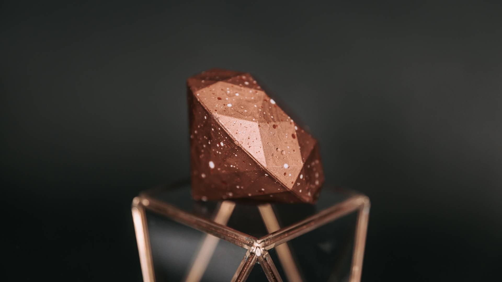 Chocolade diamant die op een metalen standaard zit