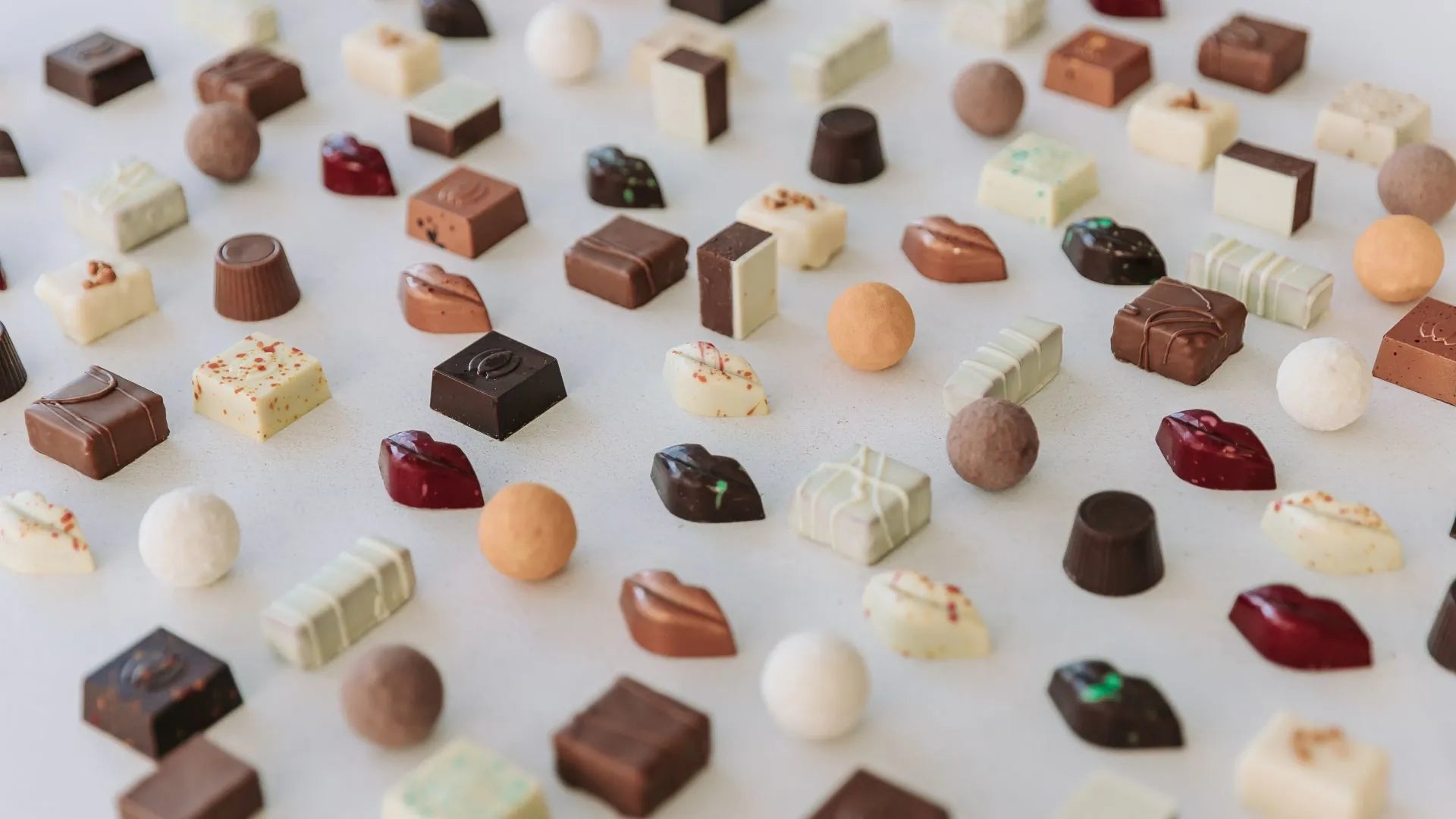 een tafel bedekt met verschillende soorten chocolaatjes